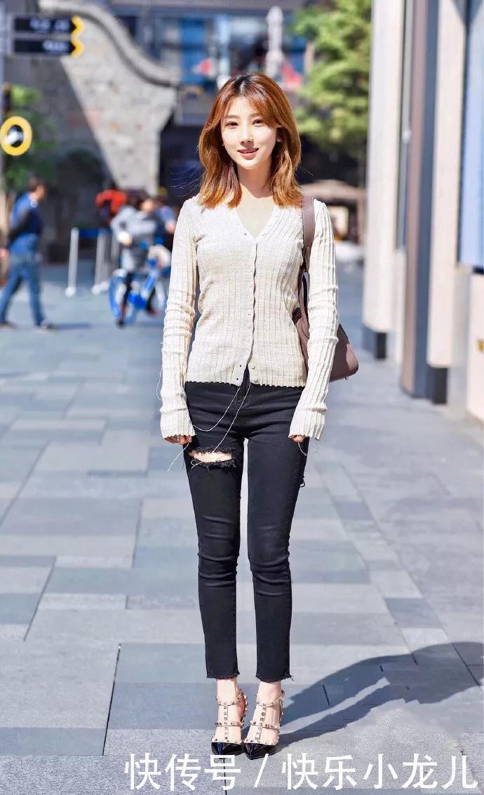 小姐姐有着好身材，一件白色背心，显得更加的青春