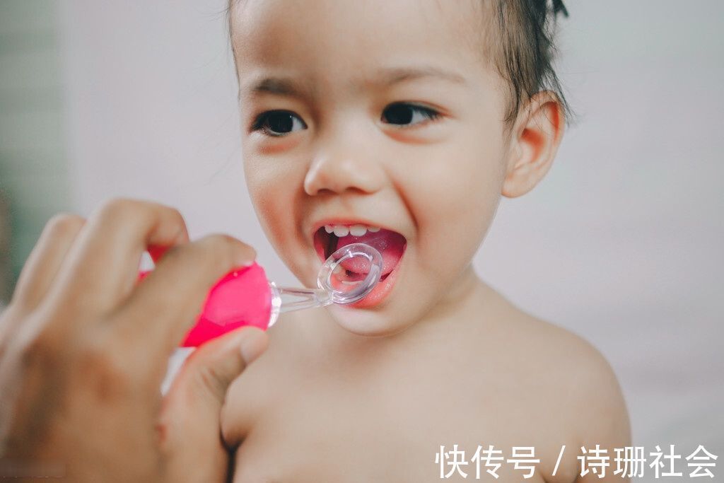 牙胚|孩子长出“双排牙”太难看？是乳牙脱落太晚导致的，需要适当刺激