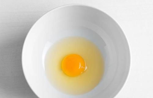 煮荷包蛋，用冷水还是热水？大厨教你正确做法，鸡蛋圆润不散花