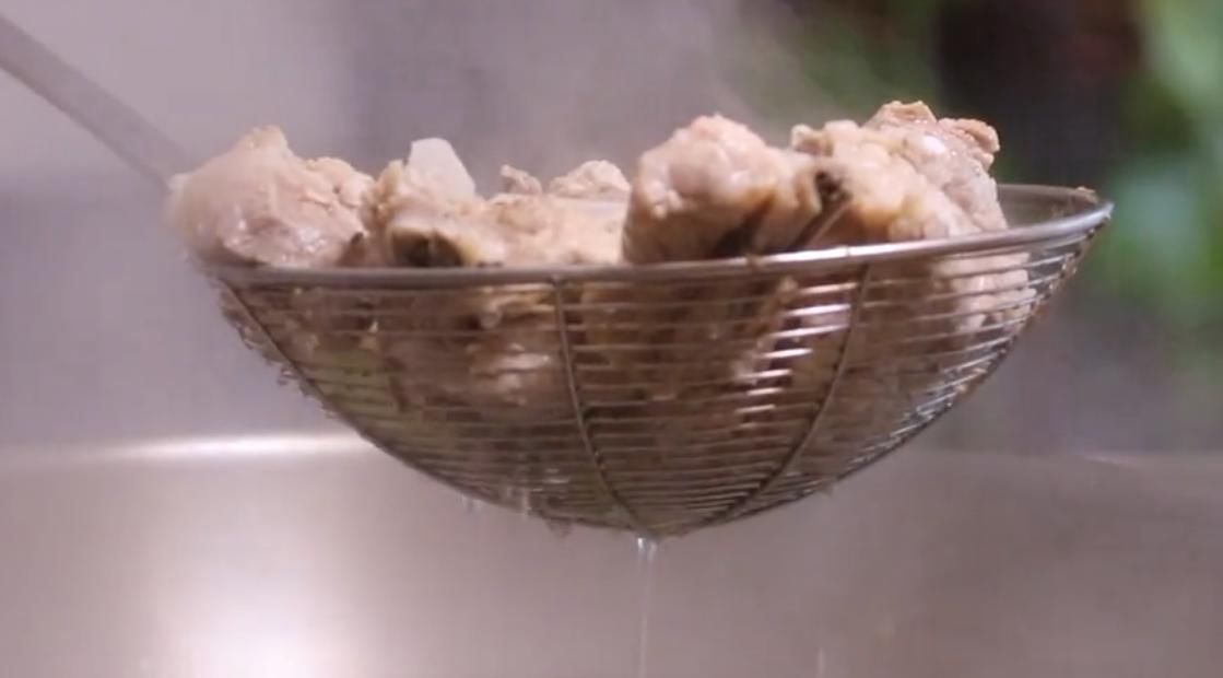  软绵|排骨与土豆是绝配，土豆软绵，排骨入口即化，好吃到停不下来