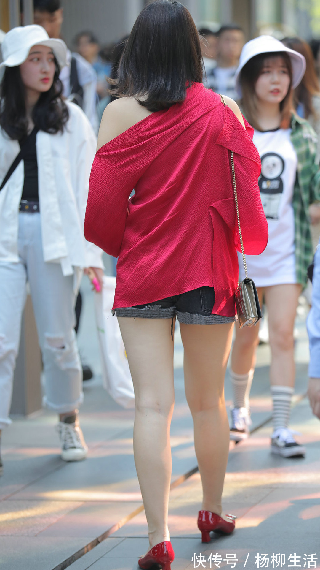 露肩|红色宽松露肩衬衣搭配超短牛仔裤, 飘逸柔美, 灵动感十足