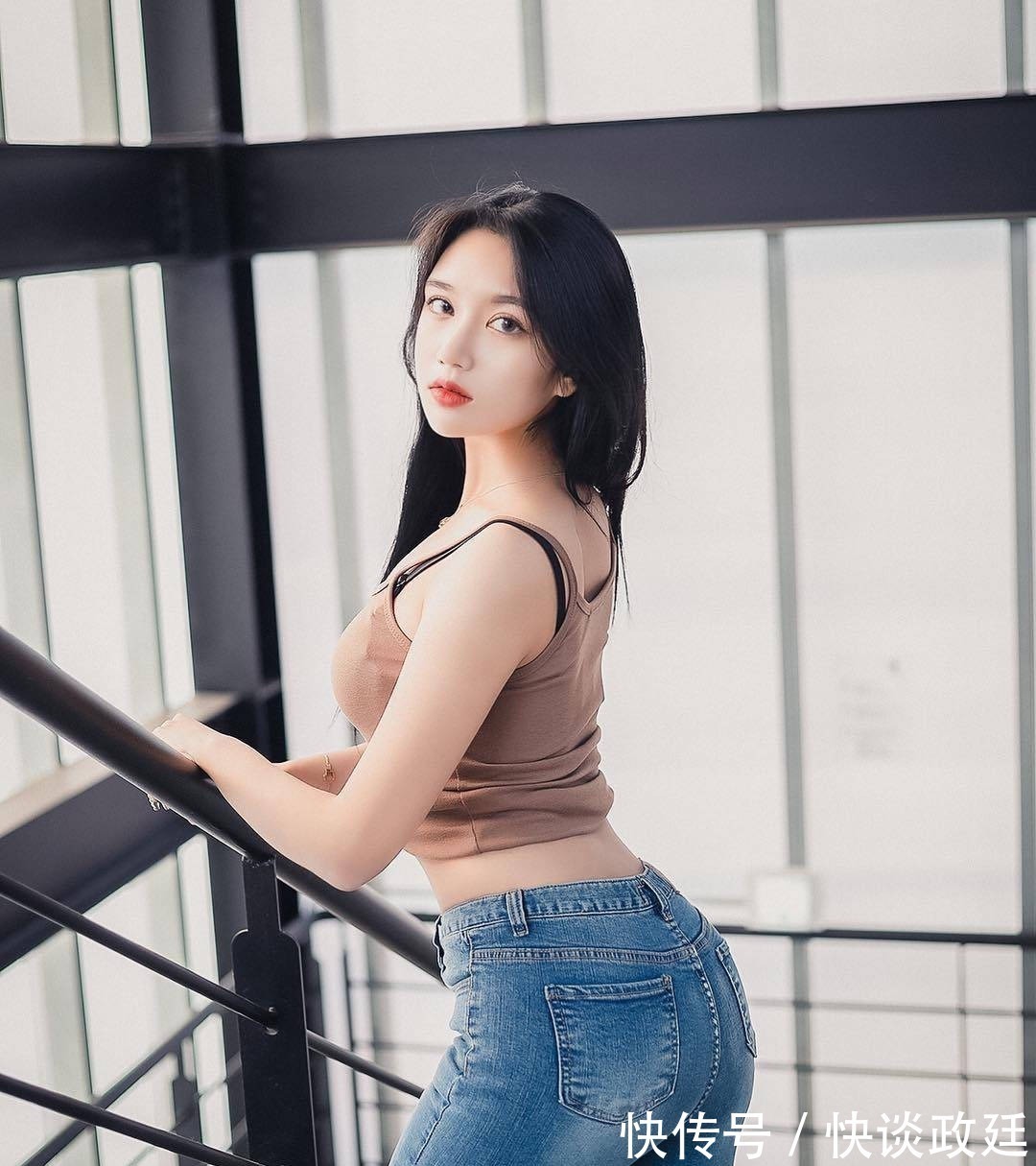 好身材 无袖时尚T恤,搭配时尚牛仔潮裤,美女尽显迷人风采