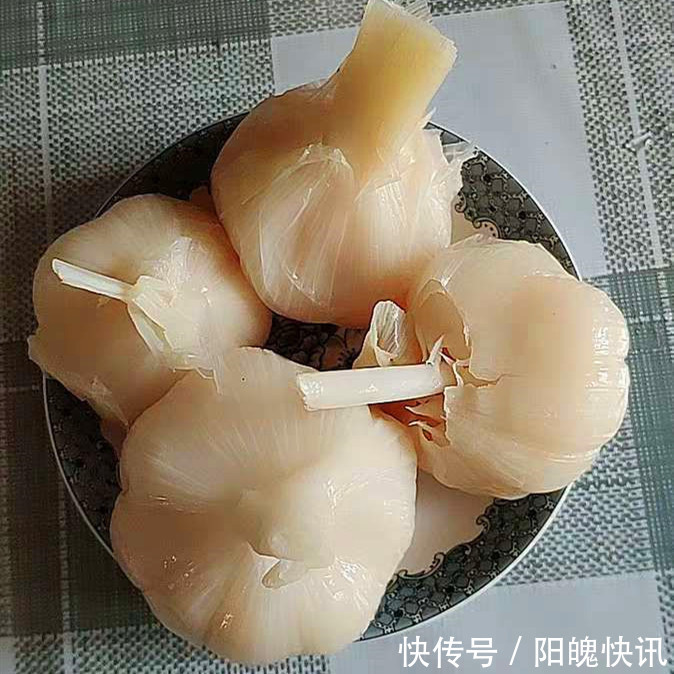 腌糖蒜时，直接加醋腌就错了，多加这1步，腌好后不辣心、不伤胃
