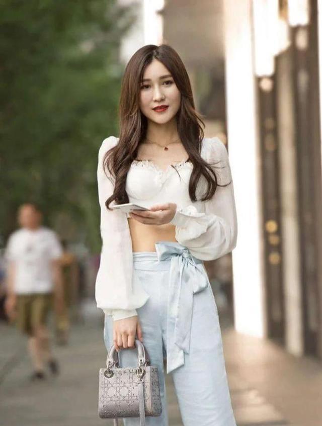 小姐姐|白色蕾丝上衣搭配浅蓝色丝绸裤子，彰显女性魅力