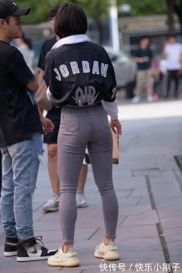 混合 棒球衫搭配牛仔裤,轻松舒适,简单的设计强调时尚感