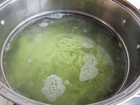 菠菜面|睡眠不好，眼睛干涩！经常吃这道菜，让你一觉到天亮