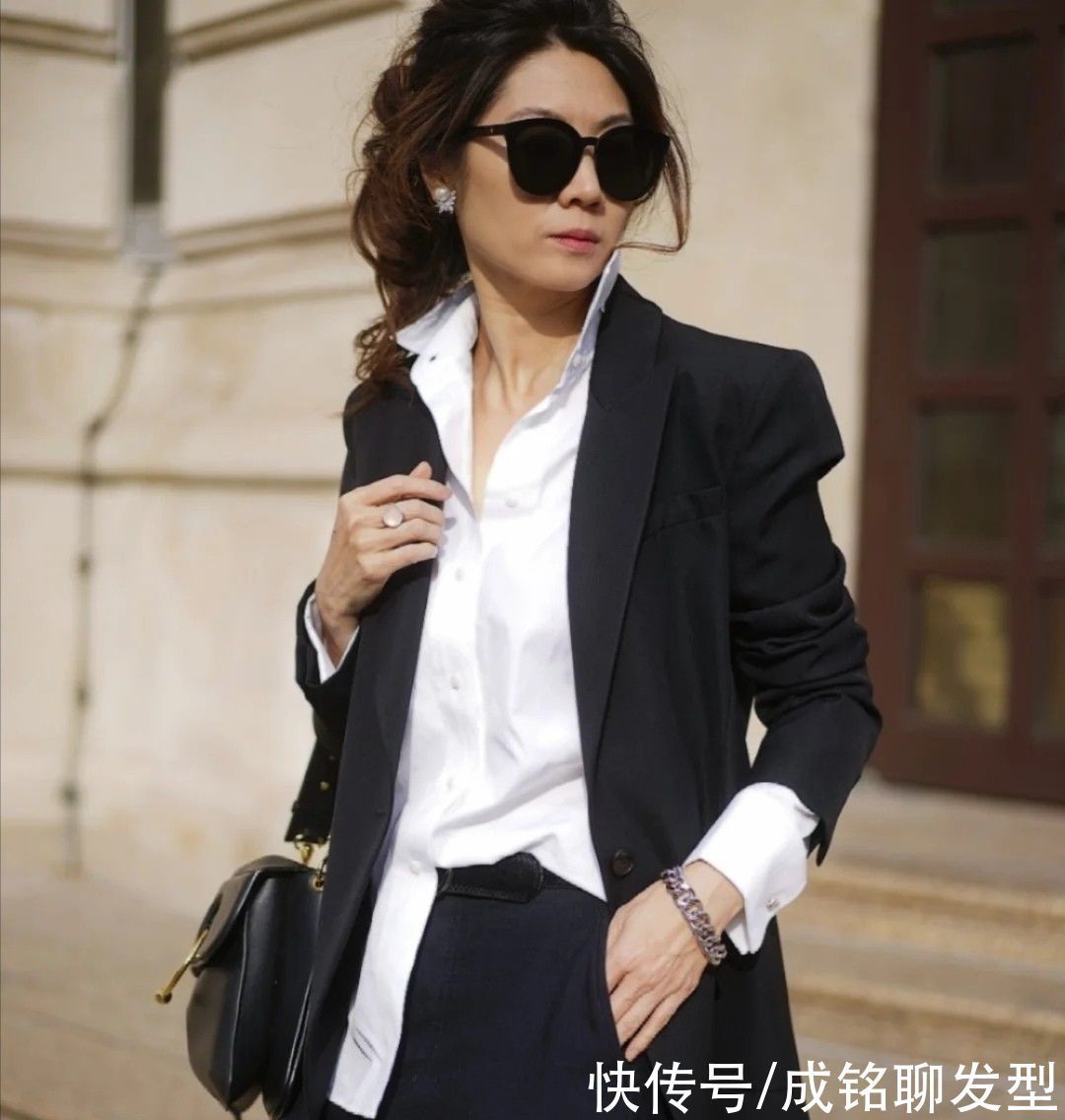 搭配 奔五的女人别“扮嫩”,这样搭配成熟又有范,既有气质又有女人味