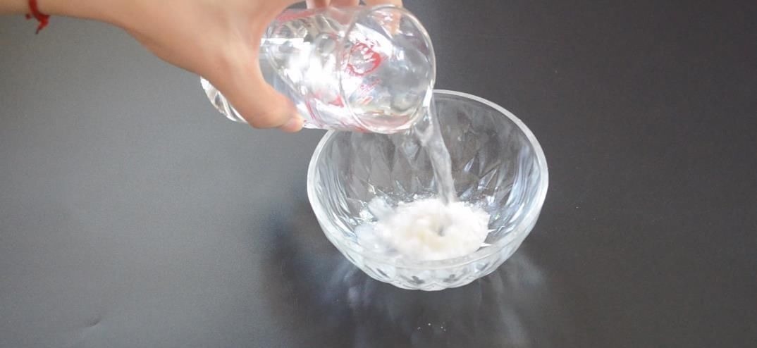 不管马桶多黄多脏, 只需倒一碗它进去, 马桶一冲立马变干净