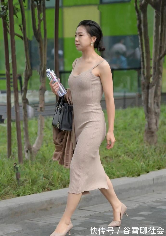 高跟鞋 真正见过世面的女人,往往会很注意身形,“屁股大”可以这么穿