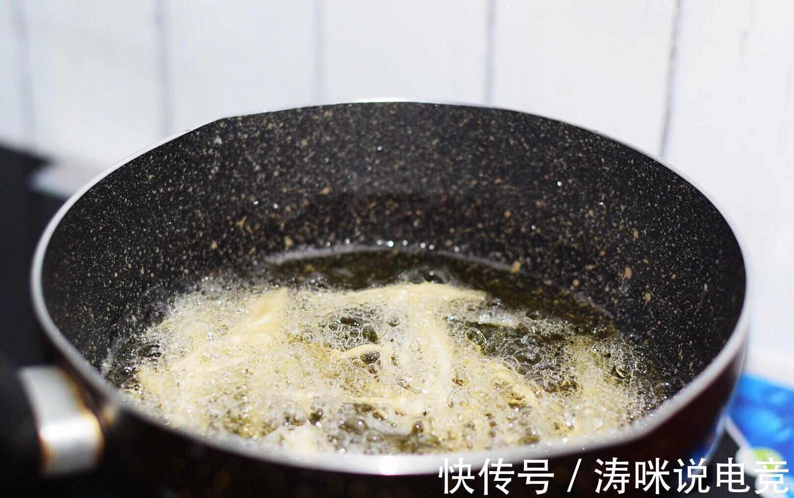 酥脆|干炸金针菇，大人孩子都爱吃的美食，酥脆美味