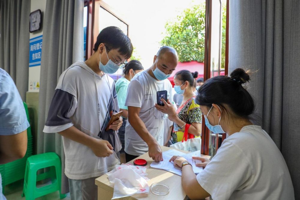 新冠|注意！今日起15-17岁人群可在大足区人民医院疫苗接种点接种新冠疫苗