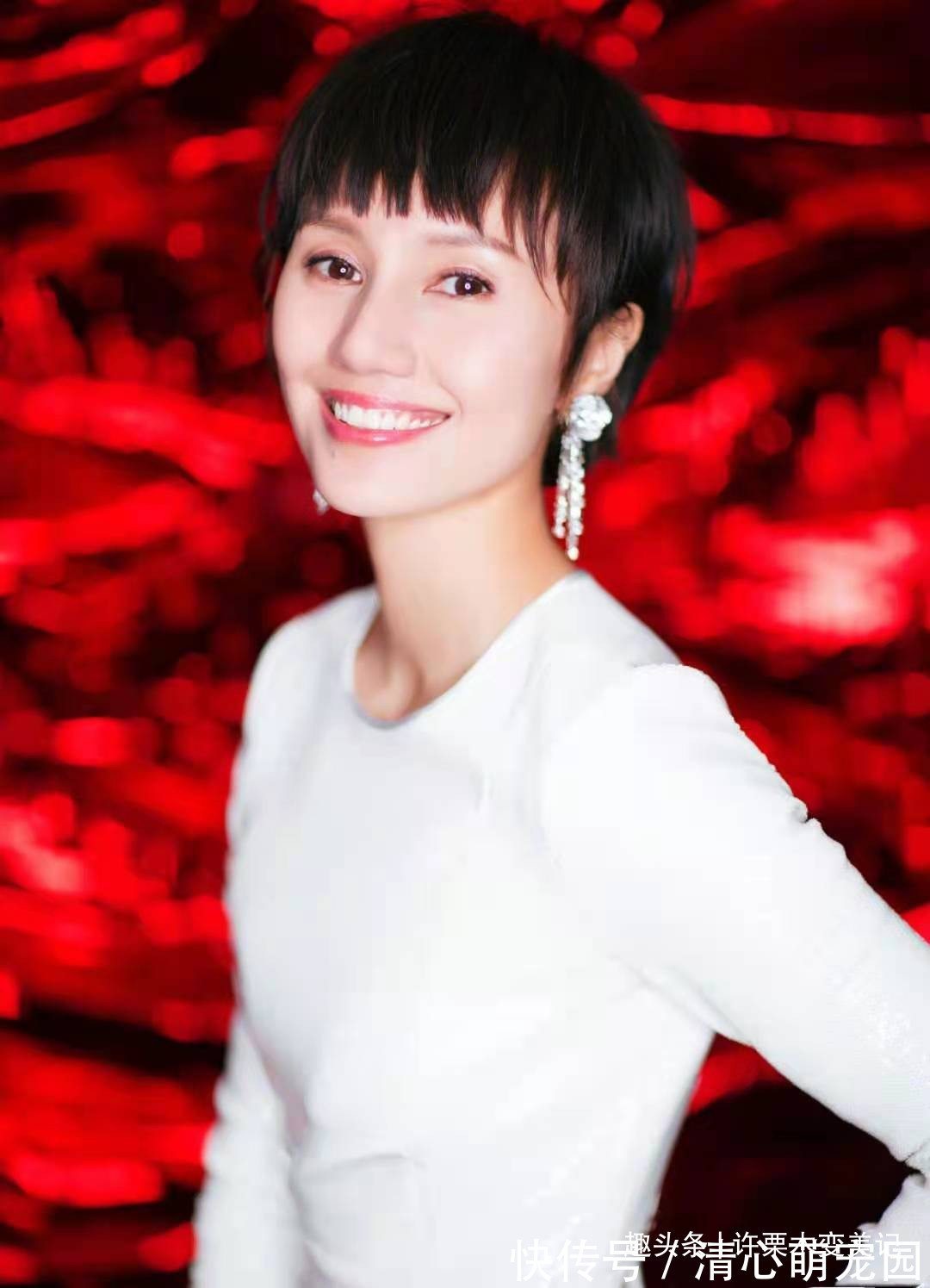 烫卷发 女人过了45岁尽量别留长发、烫卷发!推荐这5款发型,太减龄