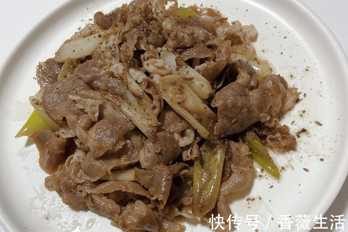 爆炒|葱爆羊肉，直接炒还是先焯水都不对，教你一招，羊肉鲜嫩不膻