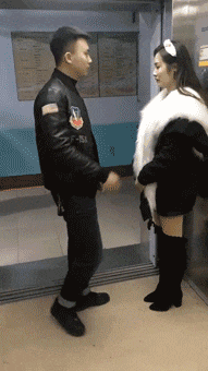 |搞笑GIF:这样的妹子 一看就不是省油的灯