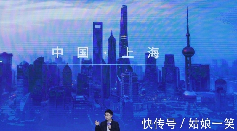 脱口秀|笑果脱口秀首登世界人工智能大会闭幕式 呼兰“重操旧业”笑侃人工智能