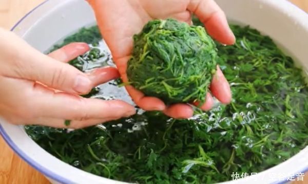 保存艾叶有诀窍,教你2招,放一年都不烂不变黑,像刚摘的一样新