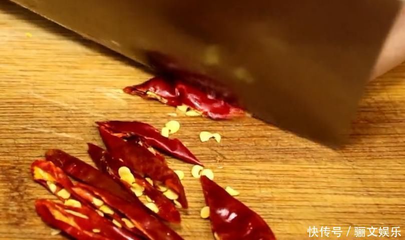 经典家常菜“干煸鸡胸”,做法简单,香辣美味,开胃又下饭