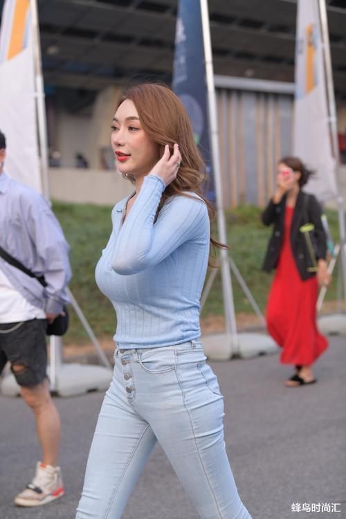 魅力 只有这样的她,这身打扮,才能显得魅力十足