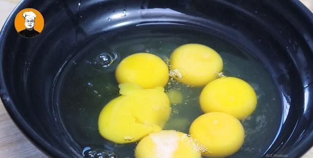 鸡蛋别再炒着吃了,试试这样做,好吃不上火,非常适合老人