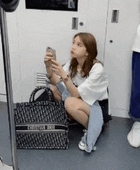 |搞笑GIF：都这时候了还看什么看 赶紧来救我啊，真装不下去了