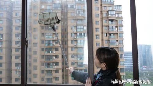 今天才知道，擦玻璃还有这么个窍门，不用一滴水，干净明亮没水渍