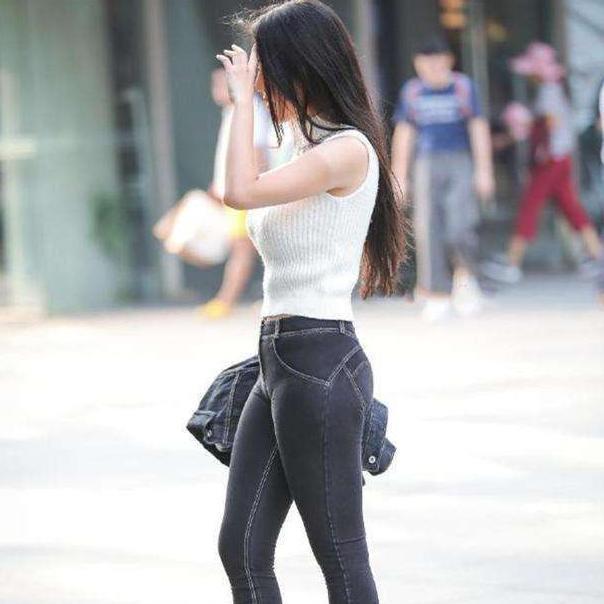 穿搭|美女街拍白色吊带裙搭配跟鞋，街头格外耀眼！