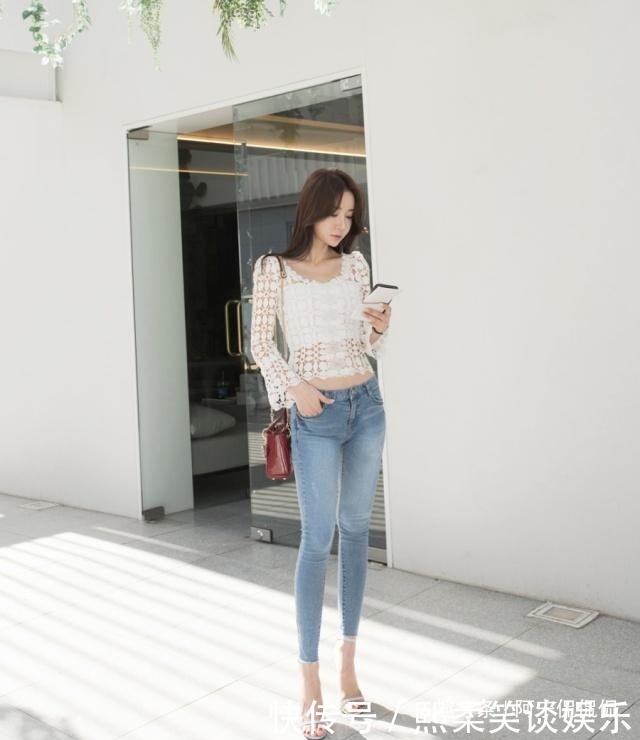 穿着紧身牛仔裤的郑有贞，展现出的腿型笔直又显优雅