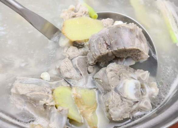 天冷记得多吃羊肉,炖羊肉时,只需放3味料,羊汤鲜美无膻味