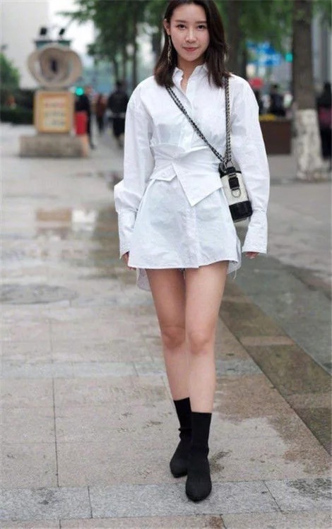 吊带裙|街拍:长发美女一条紧身吊带裙,秀出白皙美腿,魅力十足