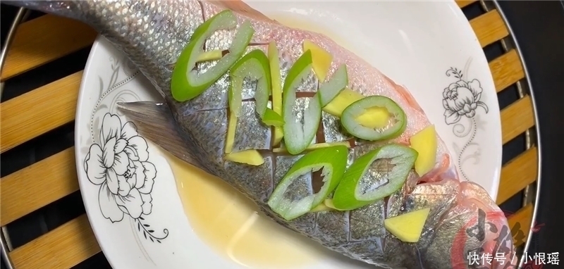 清蒸鱼要蒸多久?20年大厨分享正确蒸鲈鱼的时间,肉质鲜嫩无腥味