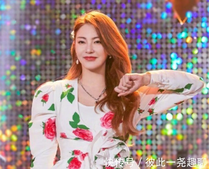 谢娜终于回归《快本》,7个主持人略显拥挤,娜扎存在感低