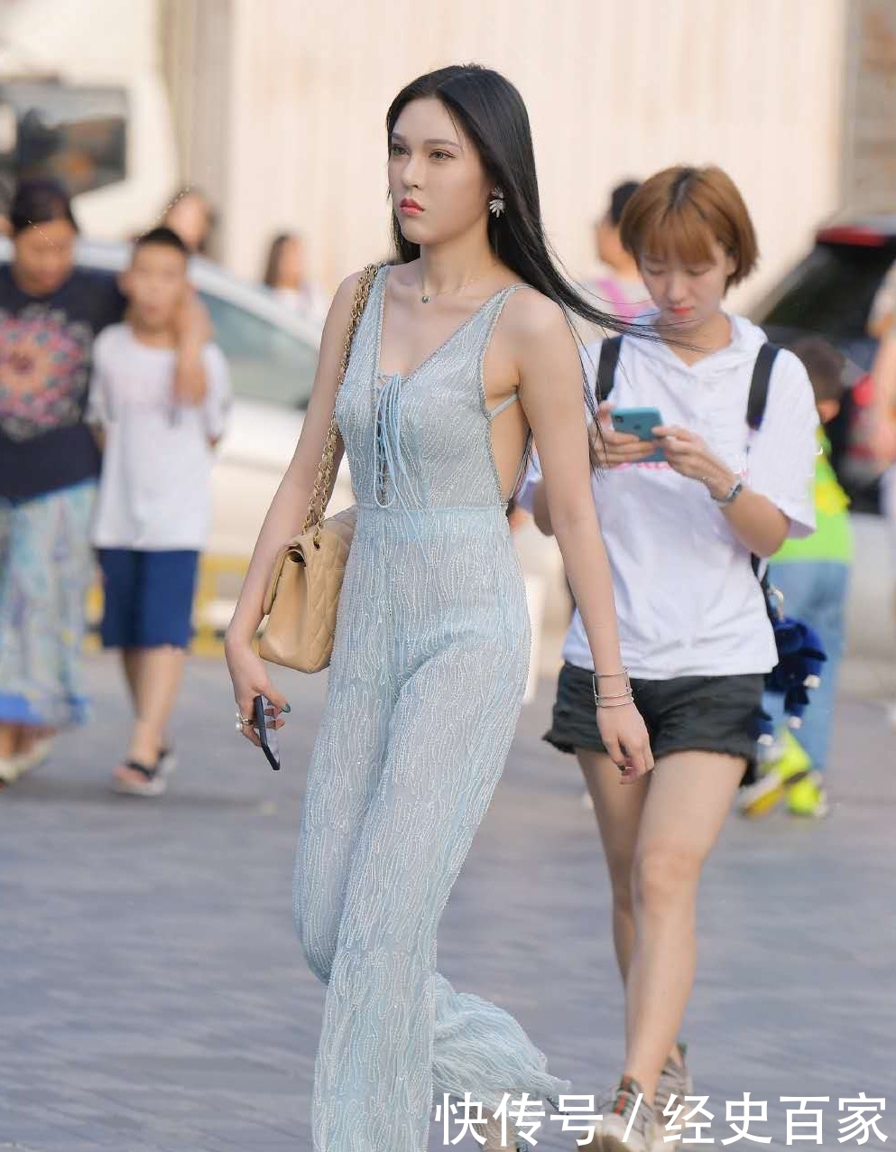 街拍：高贵冷艳的小姐姐，身穿蓝色薄纱连体裤，展现女性的轻盈感