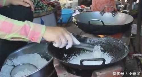 农村|农村大姐烙饼不和面,把“面粉”洒在锅里,20秒后顾客看蒙了
