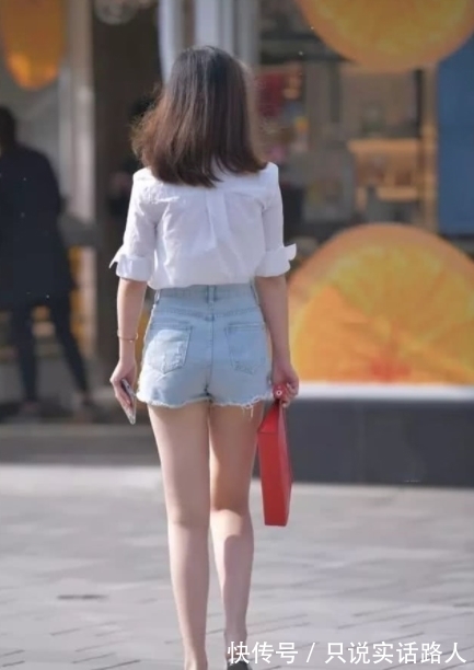 街拍|街拍:衬衫解开三颗纽扣的年轻小姐姐这样穿搭也是一种时尚