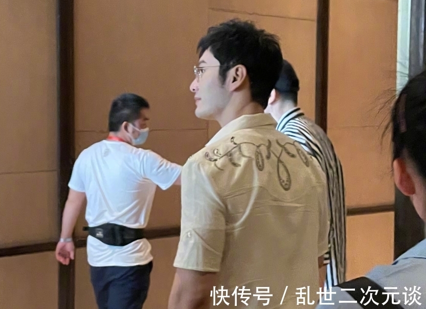 身高|黃曉明錄中餐廳被曝路透,全身照瞬間引關(guān)注,有無1米79很明顯