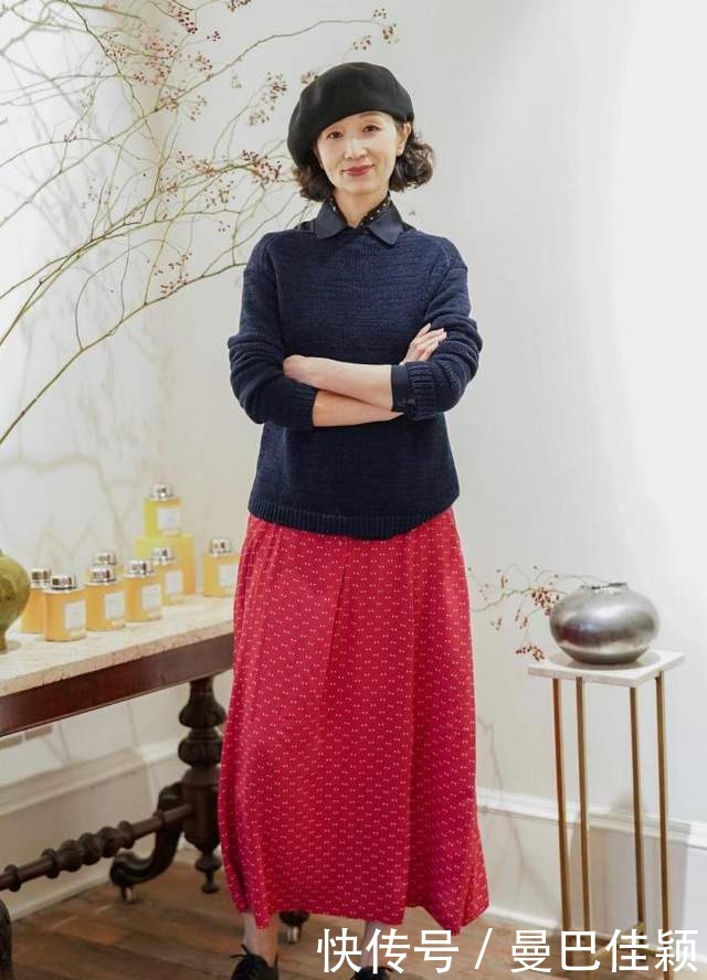 女性|中年女性把小黑裤扔了吧!跟着三木妈妈这样穿,减龄还优雅