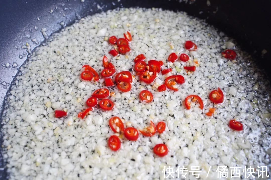 吃8个扇贝要配2头蒜，这样的蒜蓉粉丝蒸扇贝味最正！蒜香超浓郁！