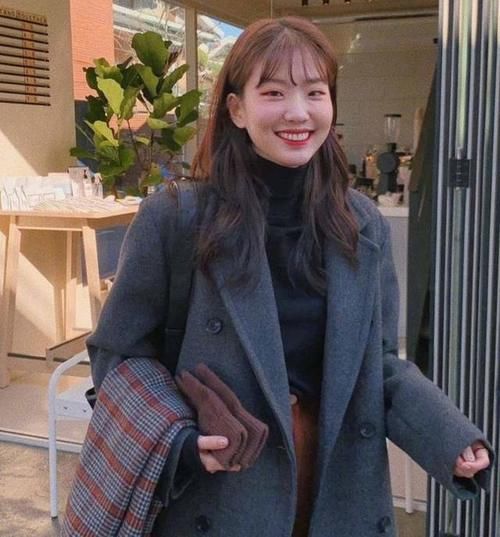 冬天怎么穿更潮流？试试“薄打底＋厚外套”，时尚达人最爱