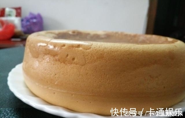 蛋糕|电饭煲蛋糕 起的非常高，材料只需4样 可香了松软好吃