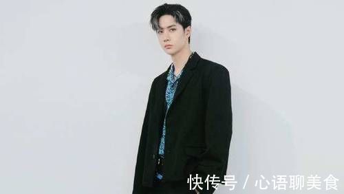 王一博签名照缓和父女关系:律师帮女儿追星,家庭地位也随之提升