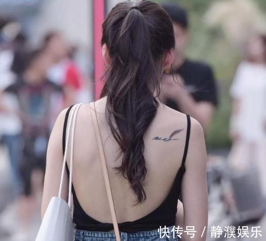 小姐姐 紧身吊带搭配高腰短裤,简约而不简单,运动鞋也能穿出大长腿!