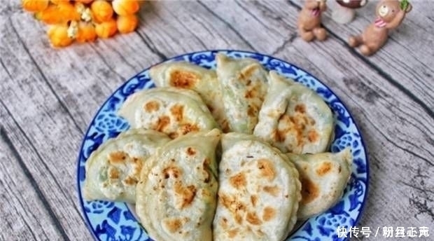  教你如何在家里做韭菜盒子，一把韭菜和两个鸡蛋，这在老人和孩子中很受欢迎