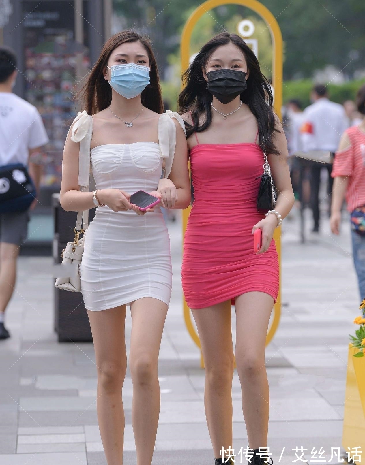 芭比粉 芭比粉连衣裙搭配黑色马丁靴,既美丽又帅气,穿在身上显高显瘦