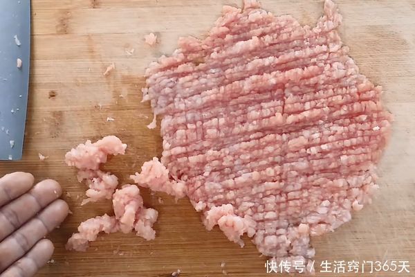 机器|剁肉馅原来这么简单,1分钟全剁好,省时又省力,比机器还快!