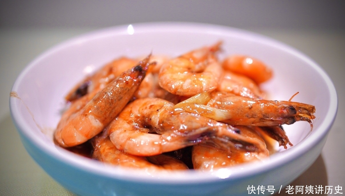 晒姐姐一家3口的年夜饭,吃得心满意足的样子,我感到无比的幸福