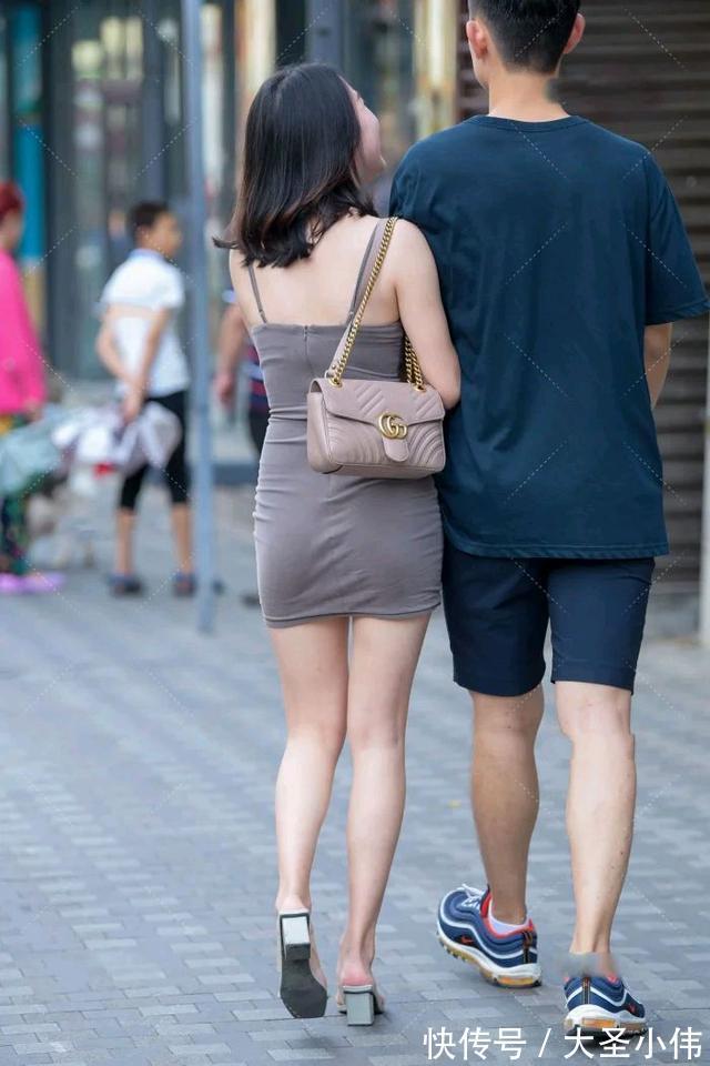 裙子|美女街拍:灰色吊带连衣裙搭配透明中跟鞋,时尚优雅,凸显修长匀称的美腿