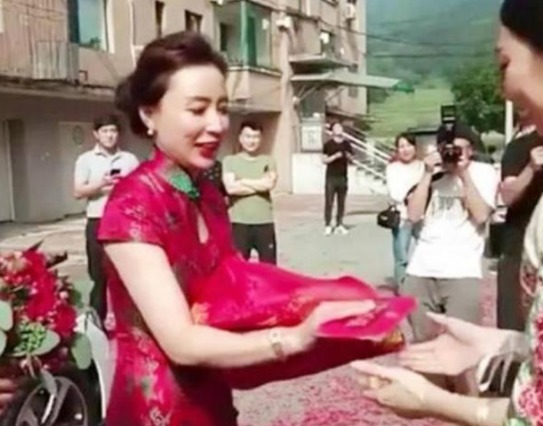 高颜值|“高颜值婆婆”走红,婚礼上抢尽风头惹争议,网友:到底谁结婚?