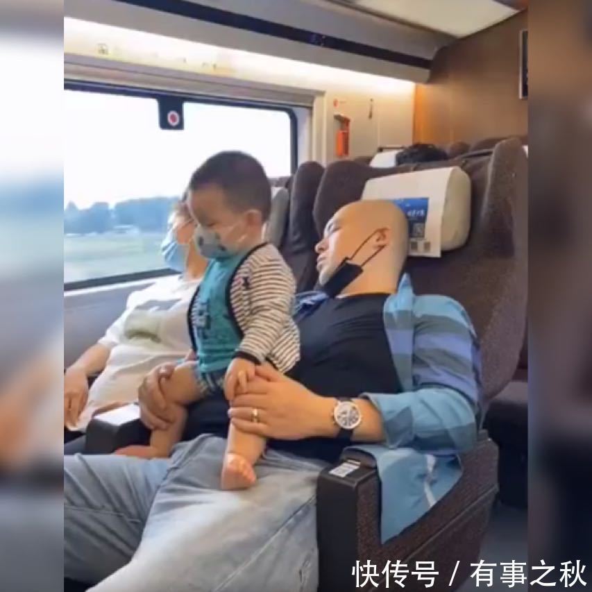 出行|萌娃高铁上替熟睡的爸妈“站岗”火了，网友为这个家付出太多了