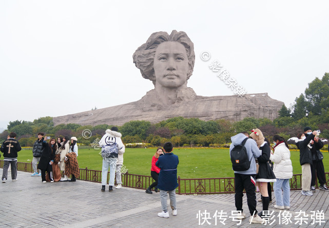 橘子洲|长沙大雪后的橘子洲，游客扎堆来赏雪，美女零下3℃“短裙”露腿