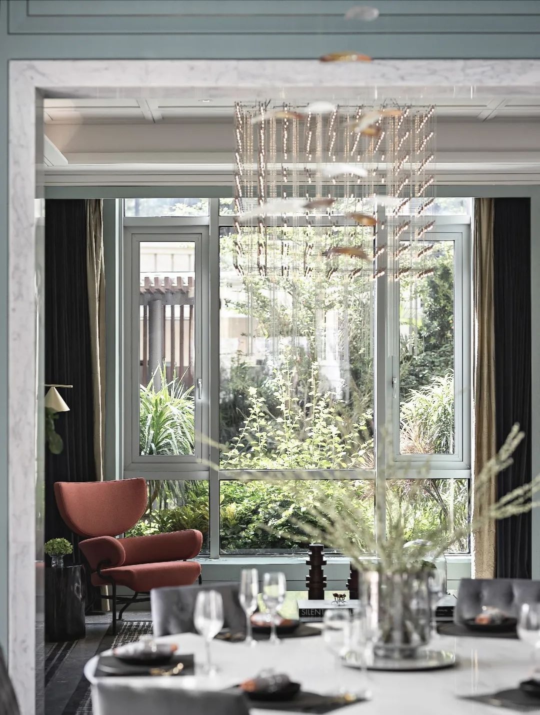 布置|900㎡现代轻奢,蓝绿色墙面+端庄软装,诗意档次!豪宅有人看吗?